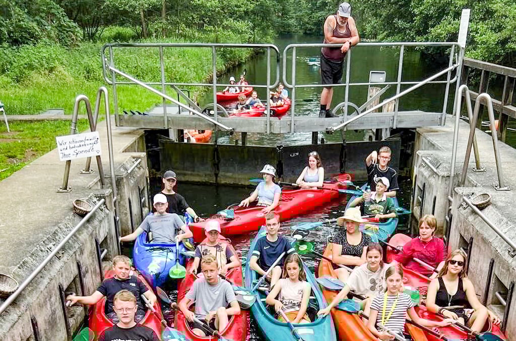 In der Schleuse heißt es: bitte warten! Nach einer kurzen Pause geht es hinaus auf die Kanäle im idyllischen Spreewald.
