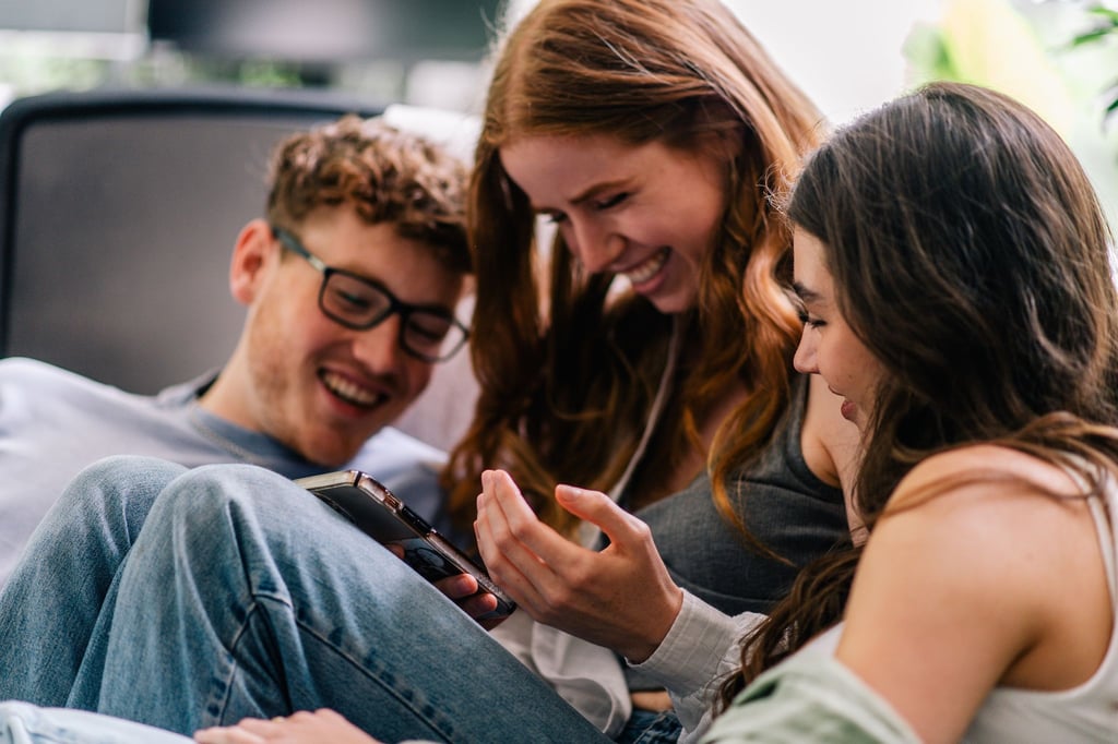 Alles dreht sich ums Smartphone: Trotzdem sollten auch Teens ihre Grenzen kennen.
