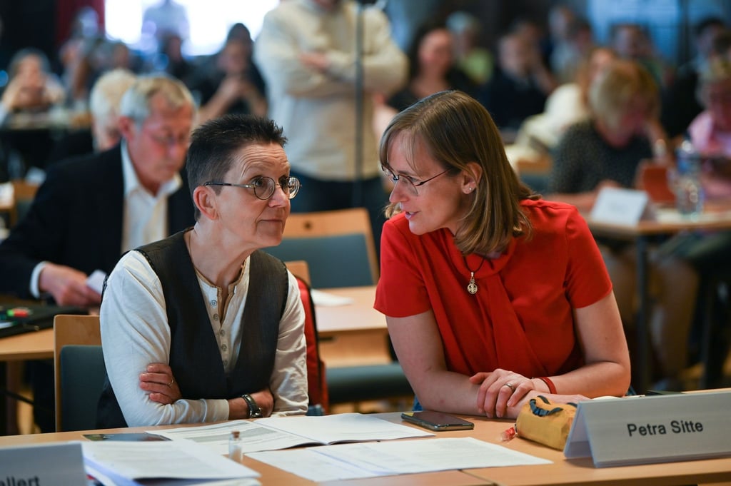 Petra Sitte (l.), für Die Linke im Bundestag, und Eva von Angern (Vorsitzende Fraktion Die Linke im Landtag) im Gespräch.