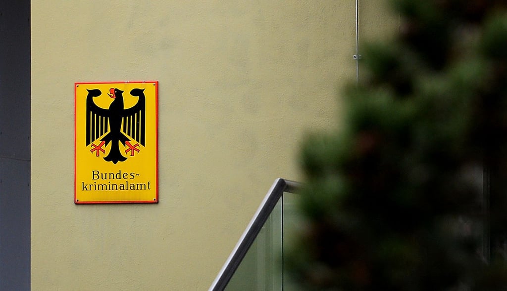 Ein Schild mit dem Schriftzug „Bundeskriminalamt“.