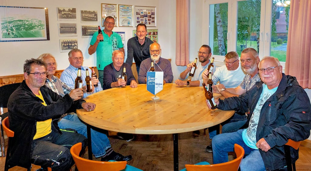 Die Männer des Heimatvereins Gleina treffen sich aller 14 Tage im Dorfgemeinschaftshaus Gleina auf ein Bierchen und zum Skaten.