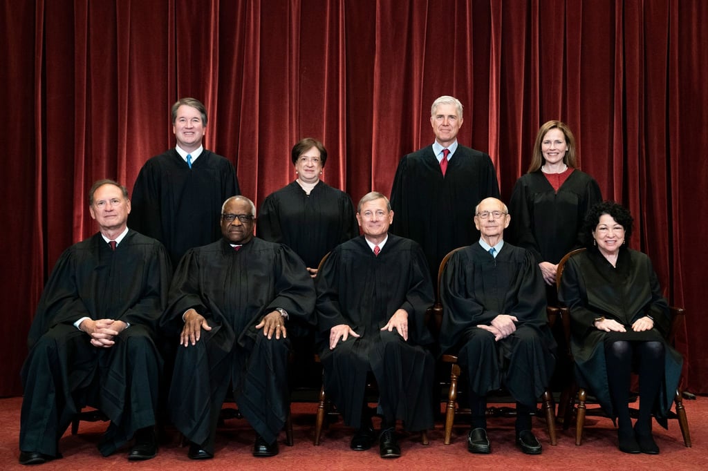 Die Richterinnen und Richter des Obersten Gerichtshofs in den USA (vorne: l-r, hinten: l-r): Samuel Alito , Clarence Thomas, John Roberts, Stephen Breyer, Sonia Sotomayor, Brett Kavanaugh, Elena Kagan, Neil Gorsuch und Amy Coney Barrett.
