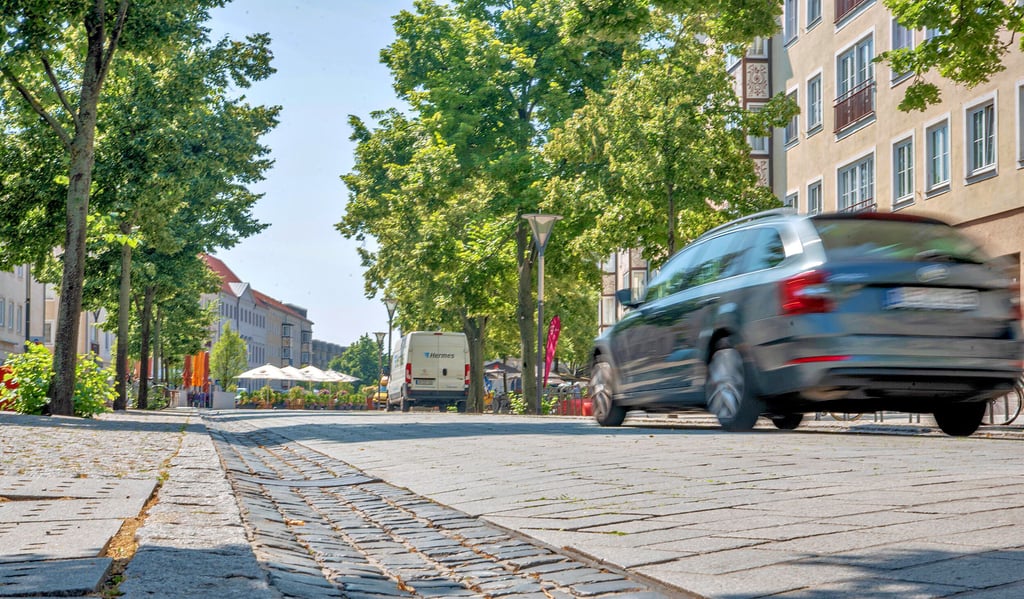 Immer wieder fahren Autos verbotenerweise durch die Zerbster Straße. Daher sollen im nächsten Jahr Poller installiert werden.