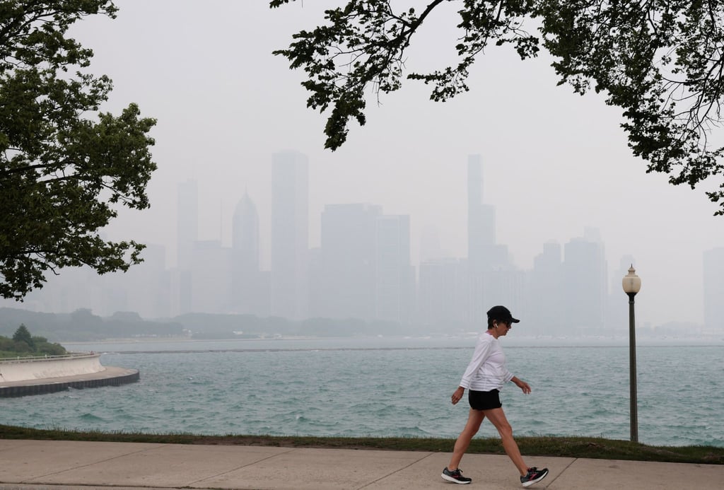 Die Skyline von Chicago ist in Dunst gehüllt. Waldbrände in Kanada zusammen mit höheren Ozonwerten sorgen weiterhin für schlechte Sichtverhältnisse und Luftqualitätswarnungen in der Region.