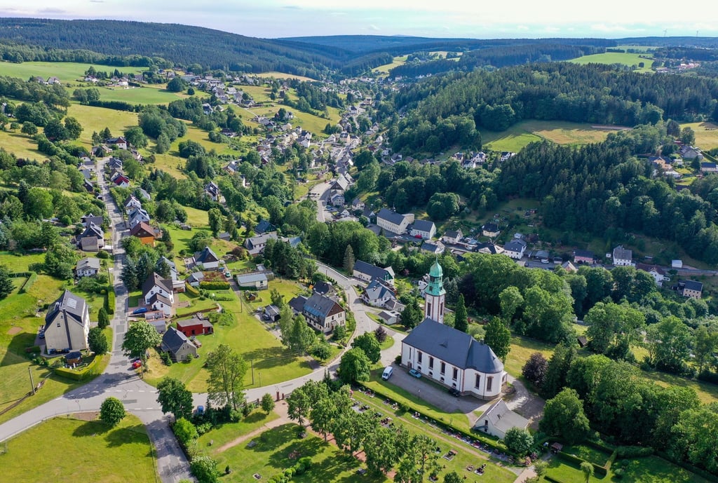 Die Kirche Pobershau liegt malerisch im Tal der Pockau.