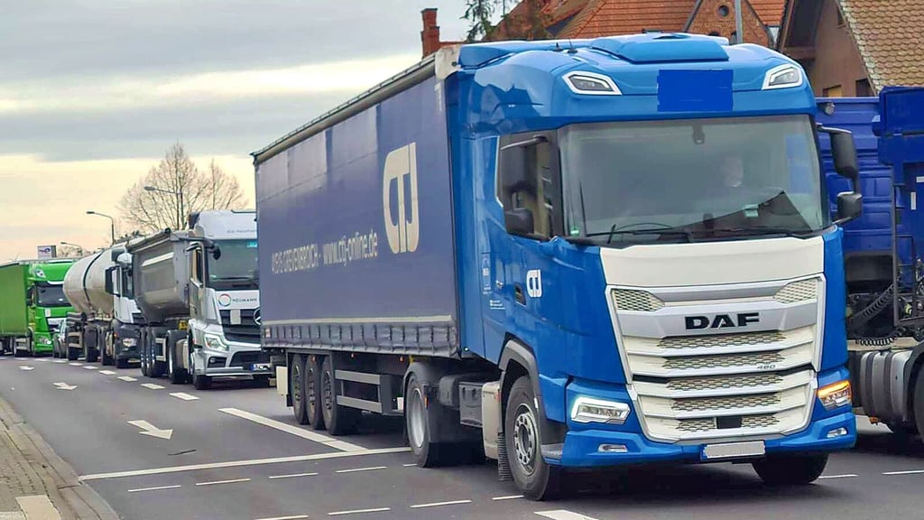 Ein typisches Bild, wenn die Autobahn 2 wieder einmal dicht ist: Tausende Lkw schieben sich auf der Bundesstraße 1 durch Burg.