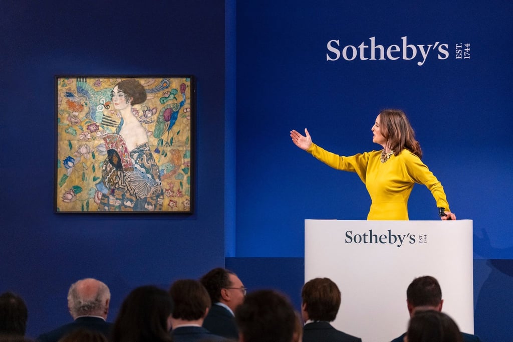 Das Klimt-Gemälde „Dame mit Fächer“, ist bei Sotheby's in London für 85,3 Millionen Pfund (99,2 Millionen Euro) versteigert worden.