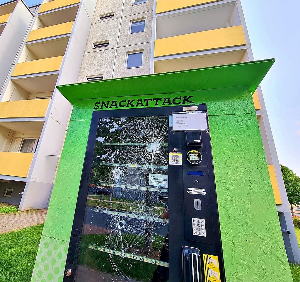Auch der Snackautomat im Wohngebiet Harzblick in Wernigerode ist Vandalismus zum Opfer gefallen.