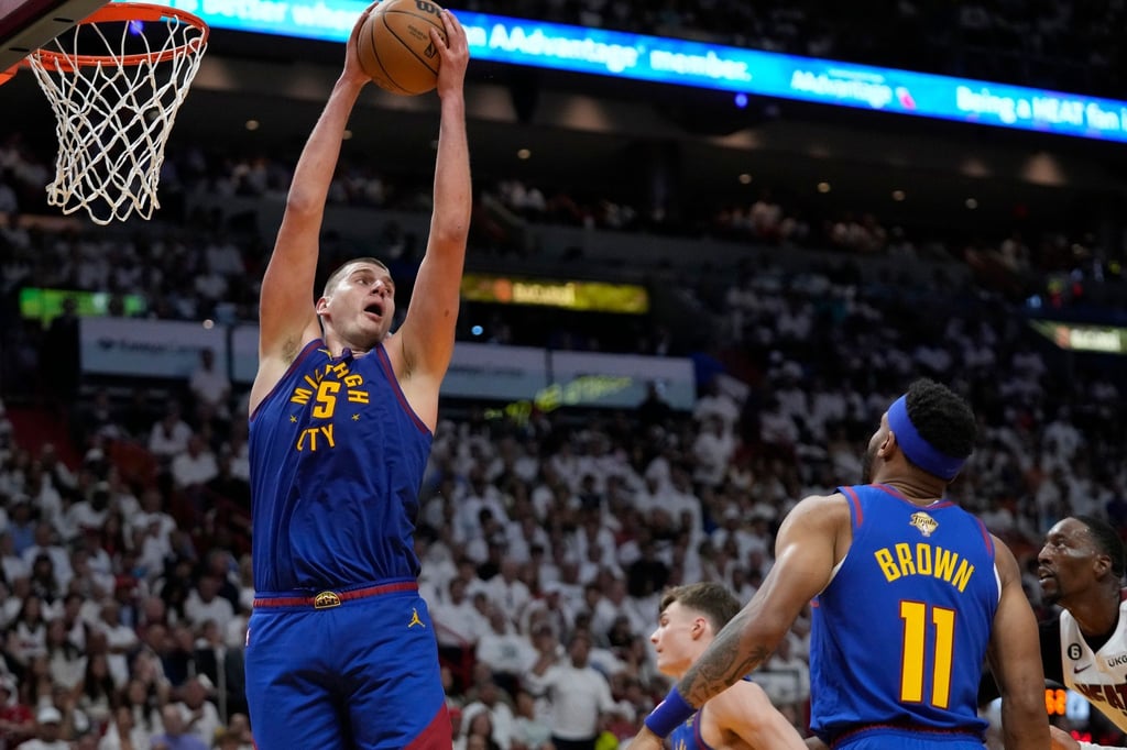 Nikola Jokic (15), Center der Denver Nuggets, schnappt sich einen Rebound.