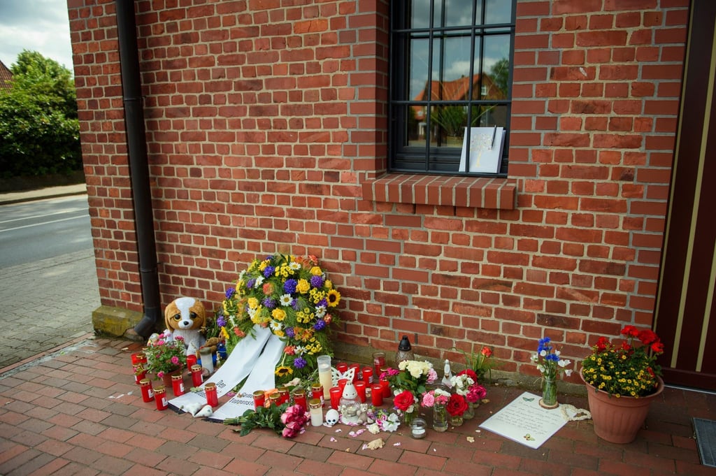 Blumen, Stofftiere und Kerzen liegen vor dem Haus der Gemeindeverwaltung Toppenstedt.