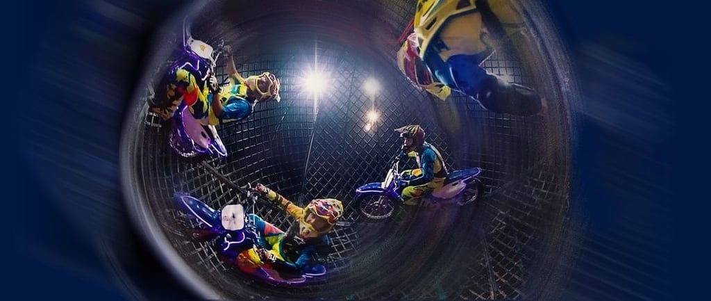 Im Circus Probst treten Motorradfahrer im „Globe of Death“ auf.
