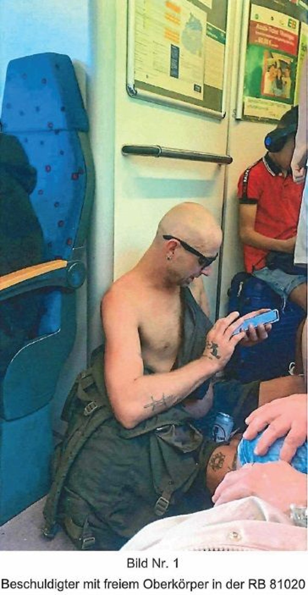 Der Unbekannte saß am fraglichen Tag mit freiem Oberkörper in dem Regionalzug von Hof nach Leipzig Im Burgenlandkreis wurde er aus dem Zug geworfen. .