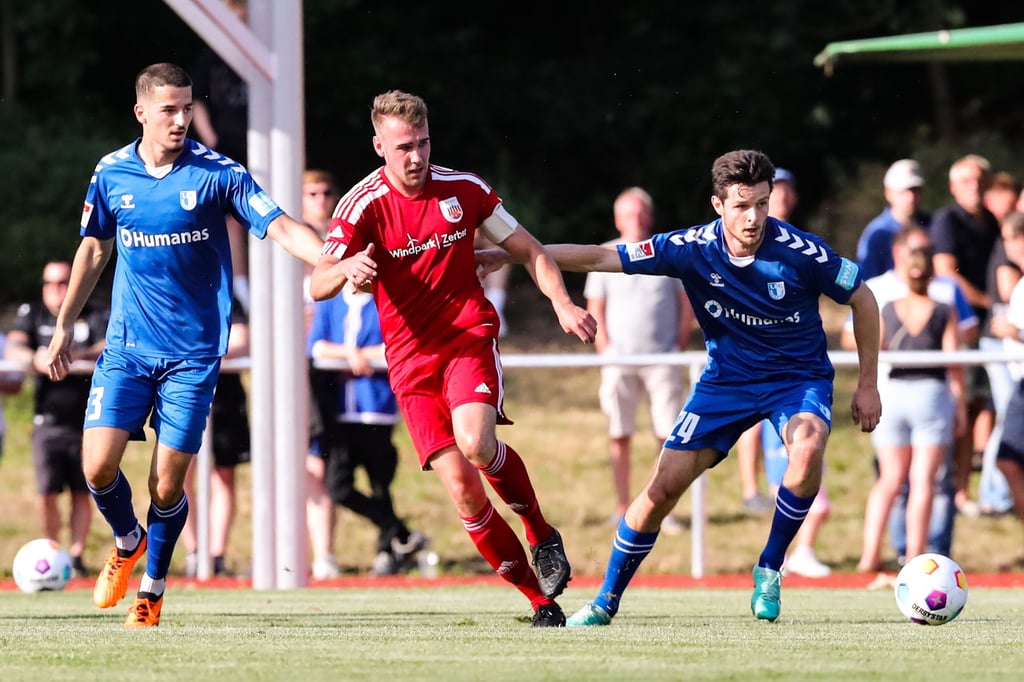 Jean Hugonet (r./gegen Moritz Specht) und Andi Hoti gaben am Mittgwochabend ihren Einstand im FCM-Trikot.