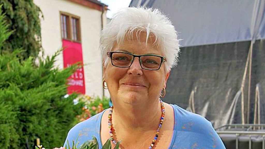 Karina Kaiser, Mitglied im Kreisseniorenrat des Landkreises, wurde mit einer Medaille für ihr Engagement geehrt.