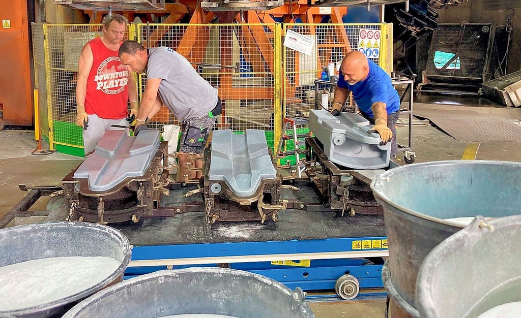 Während der Rundgänge bekamen auch die gewaltigen Rotationsmaschinen, in denen beispielsweise – wie hier zu sehen – die Waschbecken inklusive Tanks produziert werden, besondere Aufmerksamkeit.