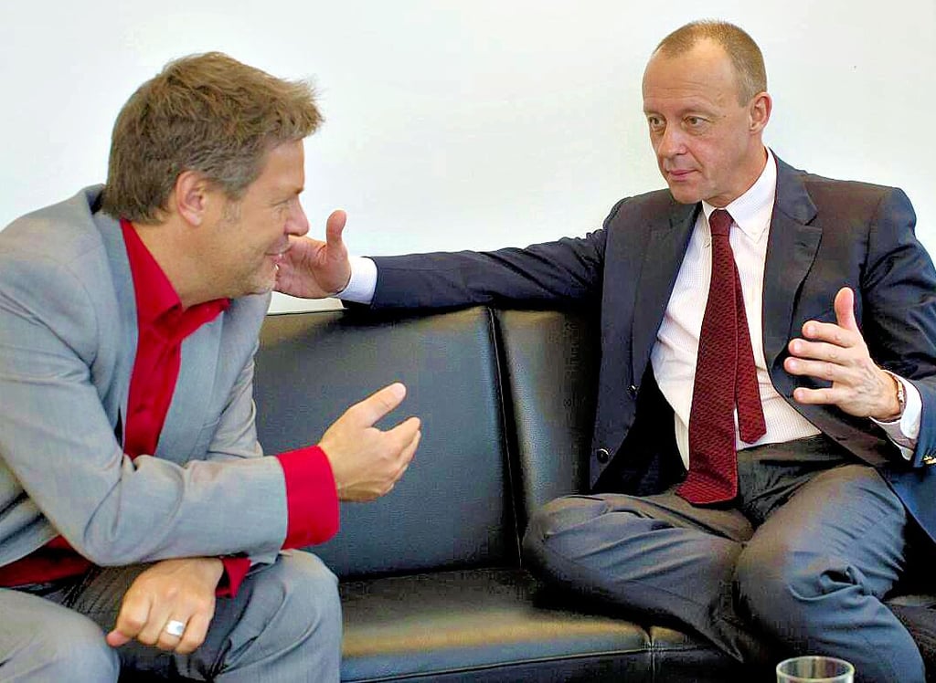Beim Streitgespräch zwischen Robert Habeck (Grüne, l.) und Friedrich Merz (CDU) am 5. November 2015 in Berlin sah alles noch nach viel Harmonie zwischen beiden Politikern aus.