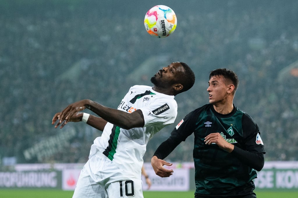 Gladbachs Marcus Thuram (l) und Bremens Fabio Chiarodia kämpfen um den Ball.