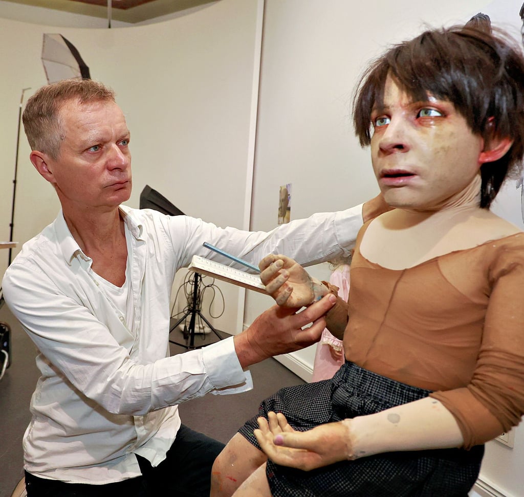 Christian Beck, hier noch beim Aufbau der Ausstellung, mit dem Menschenjungen Mogli, der Figur aus einer Dschungelbuch-Inszenierung.
