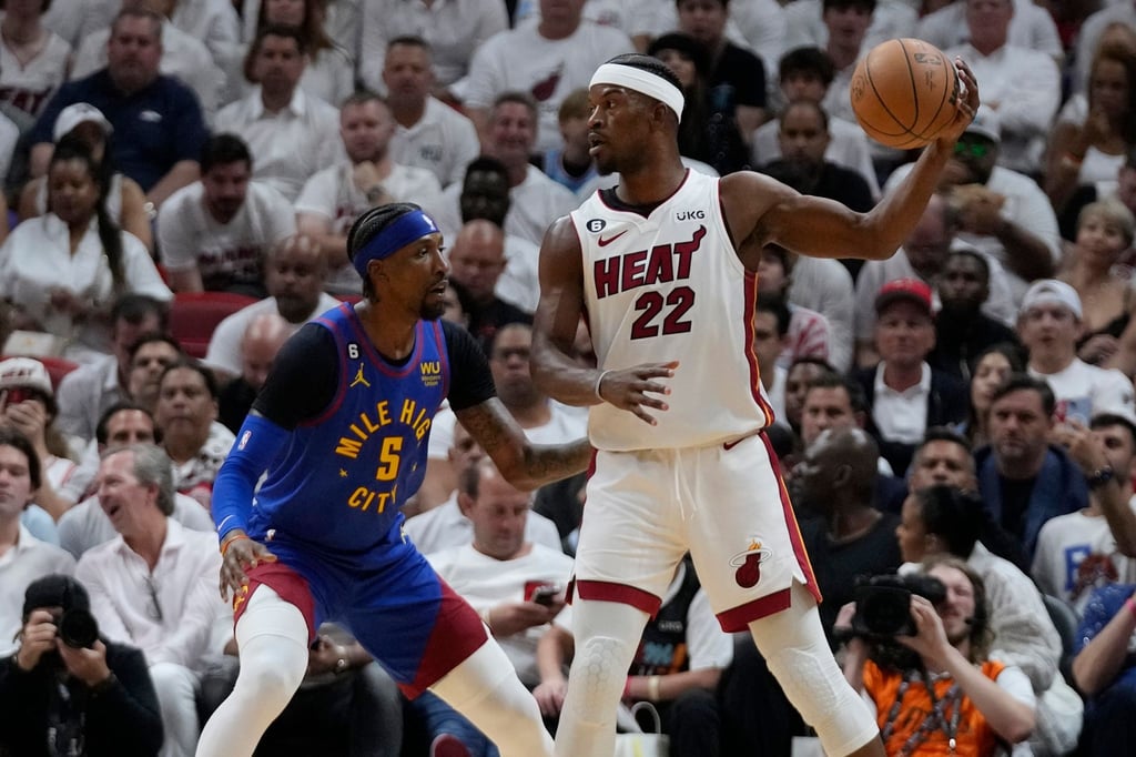 Miami Heat-Stürmer Jimmy Butler (22) versucht den Ball zu passen, während Denver Nuggets-Guard Kentavious Caldwell-Pope (5) verteidigt.