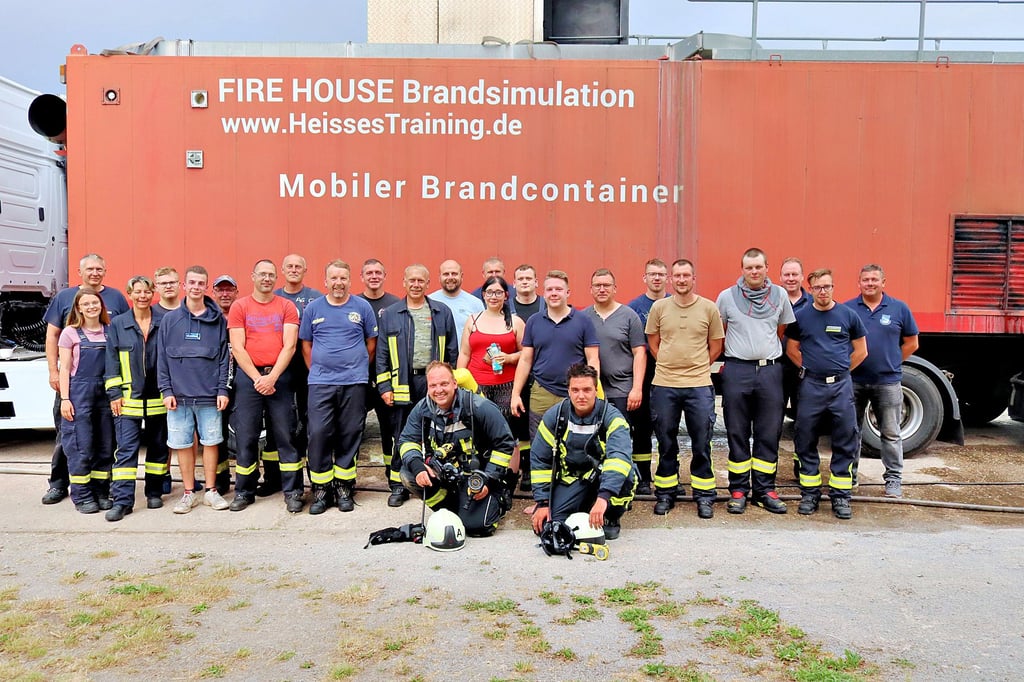 Die 18 Atemschutzgeräteträger der Bördeländer Feuerwehr erhalten eine umfassende Auswahl in Theorie und Praxis, um den Ernstfall zu üben.