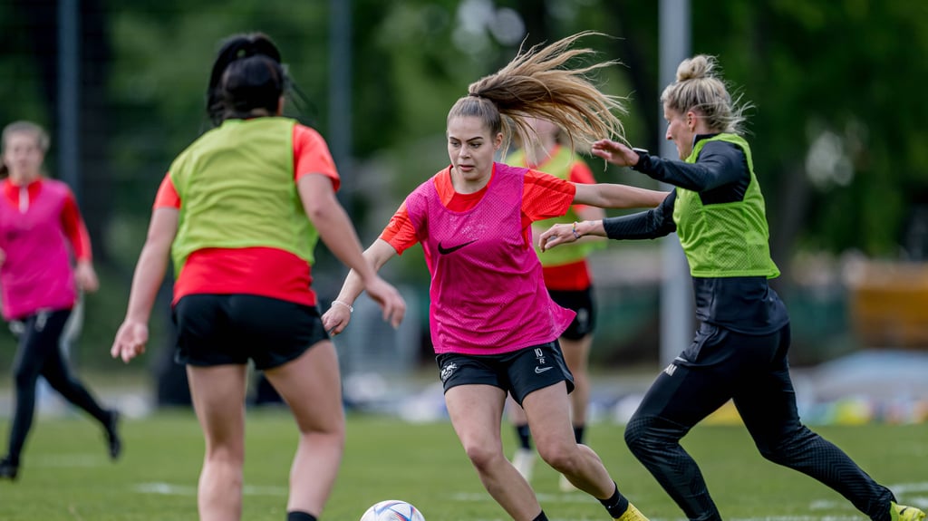 Leipzigs Zoe Werner und Co-Trainerin Anja Mittag (r.) beim Training.