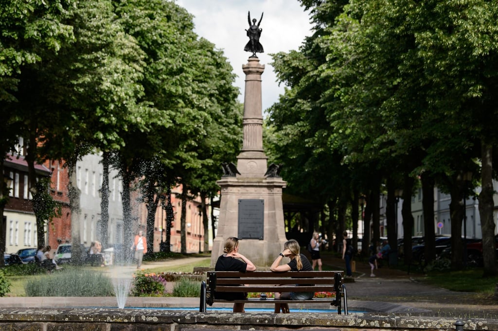 Blick auf das Gefallenendenkmal in der Lindenallee.