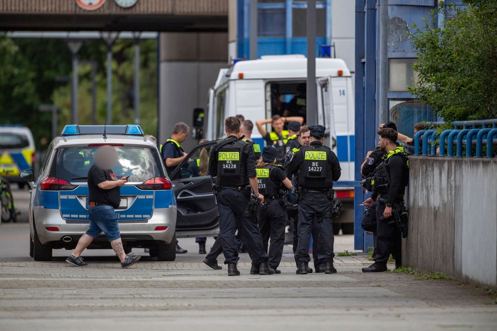 Polizei steht nach mehreren Notrufen vor der Carl-von-Ossietzky-Schule in Berlin Kreuzberg.