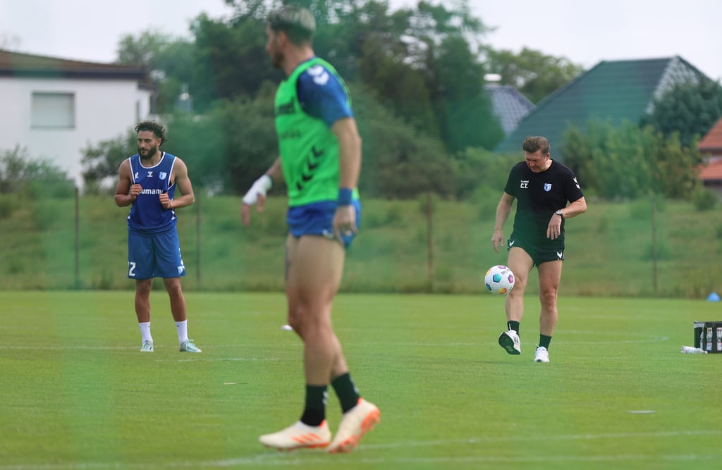 FCM-Coach Christian Titz (hinten rechts) ist mit dem Verlauf des ersten Testspiels zufrieden.