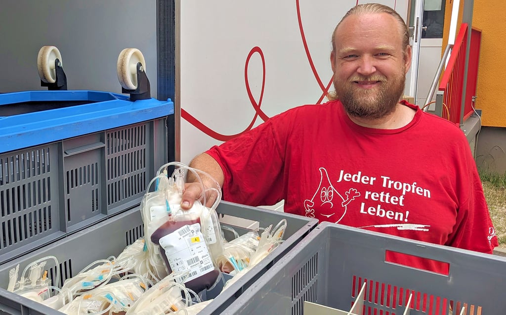 Mario Schwabe vom DRK Merseburg-Querfurt organisiert seit 30 Jahren Blutspenden in der Region – wie vergangene Woche in Querfurt.