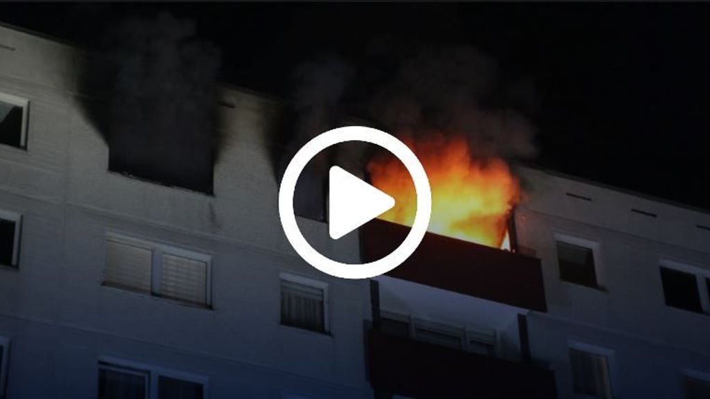 Dichter Rauch und Flammen schlugen aus den Fenstern. Die Wohnung brannte vollständig aus.