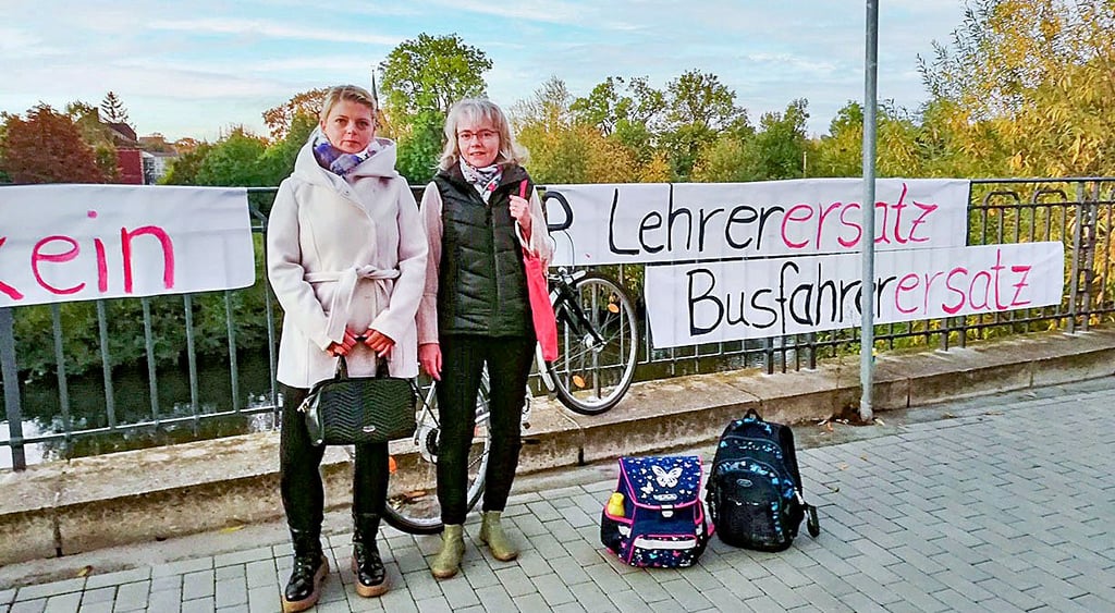 Bereits im Oktober hatten Eltern vor dem Zeitzer Bahnhof auf die Probleme der Grundschule Tröglitz aufmerksam gemacht.