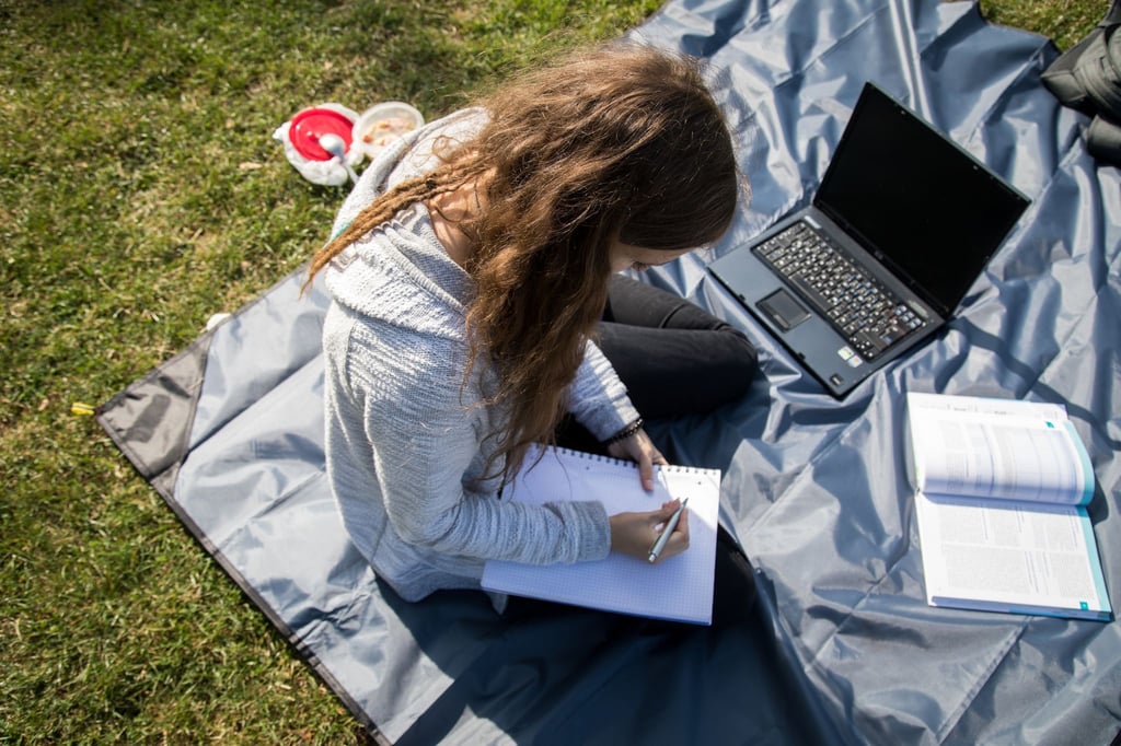 Sprachkenntnisse aufpolieren, Fachkenntnisse erweitern: Je nach Zusatzqualifikation fällt der Arbeitsaufwand neben der Ausbildung unterschiedlich aus.