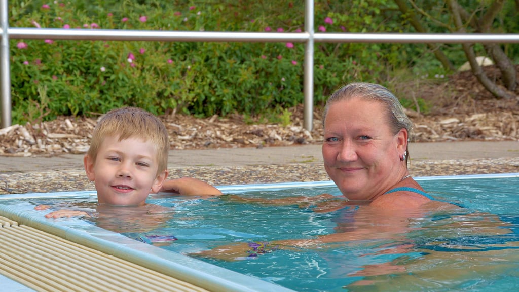 Den Schwimmkurs von Mandy Oelke hat der Sechsjährige Leon Wolff problemlos bestanden. Seit der Corona-Pandemie gibt es viel aufzuholen, oft sind Kinder bereits älter.
