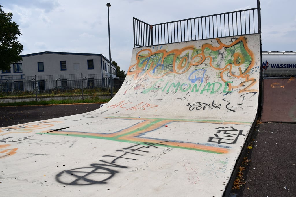 Die Skateranlage und der benachbarte Sportplatz in Magdeburg-Rothensee müssen dringend saniert werden.