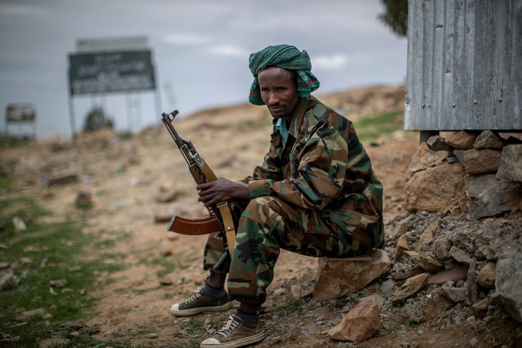 Ein Kämpfer der Tigray People's Liberation Front (TPLF) an einem Wachposten am Rande der Stadt Hawzen in der Region Tigray in Nordäthiopien.