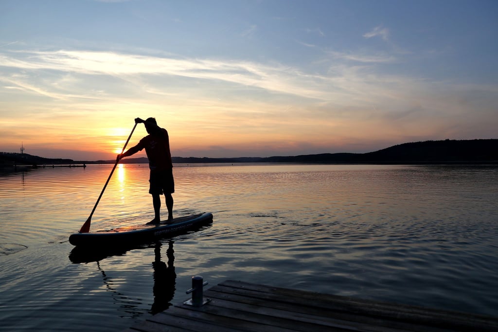 Wer eine Stand-Up-Paddling-Tour macht, sollte eine Uhr mitnehmen und sich rechtzeitig vor dem Sonnenuntergang auf den Rückweg machen.