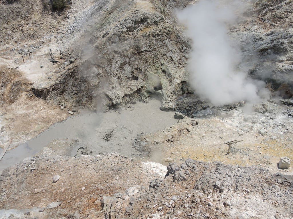 Vulkane, die nach langer Ruhe wieder erwachen, müssen eine dicke Kruste aufbrechen - genau das passiert zurzeit unter den Phlegräischen Feldern.