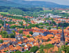Blick vom Wernigeröder Schloss: Bislang sind auf den zumeist roten Dächern der Altstadt noch keine Solaranlagen zu sehen.