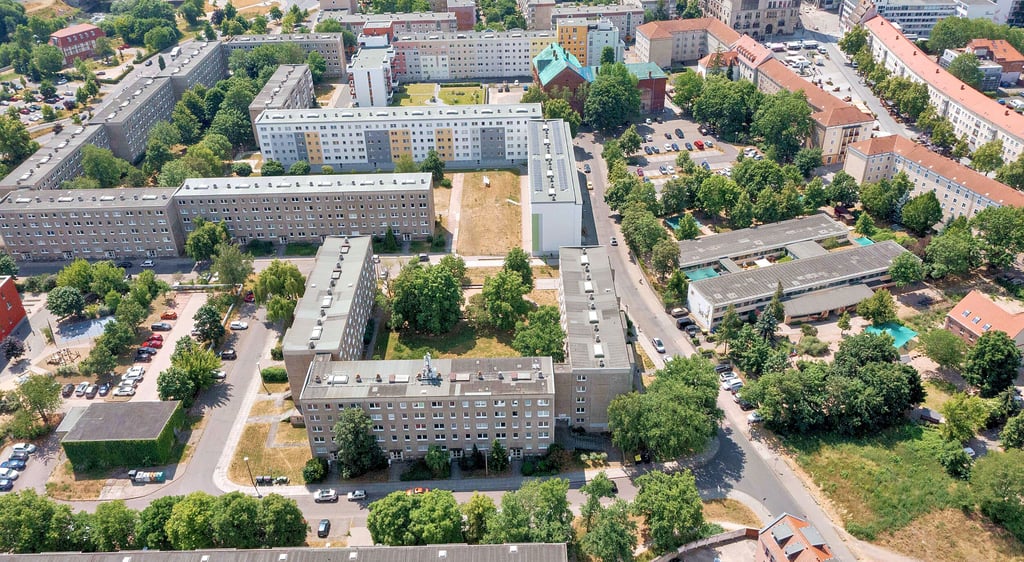 Hier, im Areal an der Friedrikenstraßse/Flössergasse wünscht sich OB Reck die neue Schule. DWG-Blöcke müssten dafür weichen.