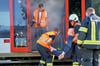 Die Freiwillige Feuerwehr Haldensleben übt am Bahnhof, wie sie ohnmächtige Personen aus einem Zug retten würde. 