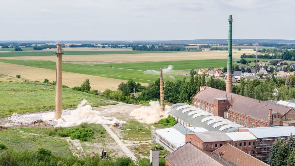 Kurz vor 15 Uhr zündete Karl-Heinz Bühring die ersten Ladungen für die zwei kleinen Schornsteine.