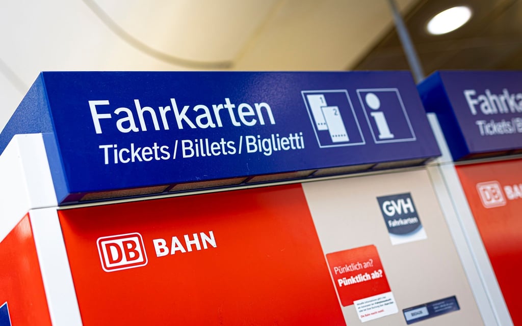 Ein Fahrkartenautomat der Deutschen Bahn steht an einem Bahnhof.