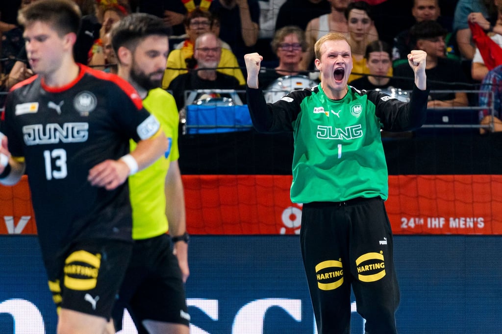 Torhüter David Späth steht mit Deutschlands U21-Handballern im WM-Halbfinale.