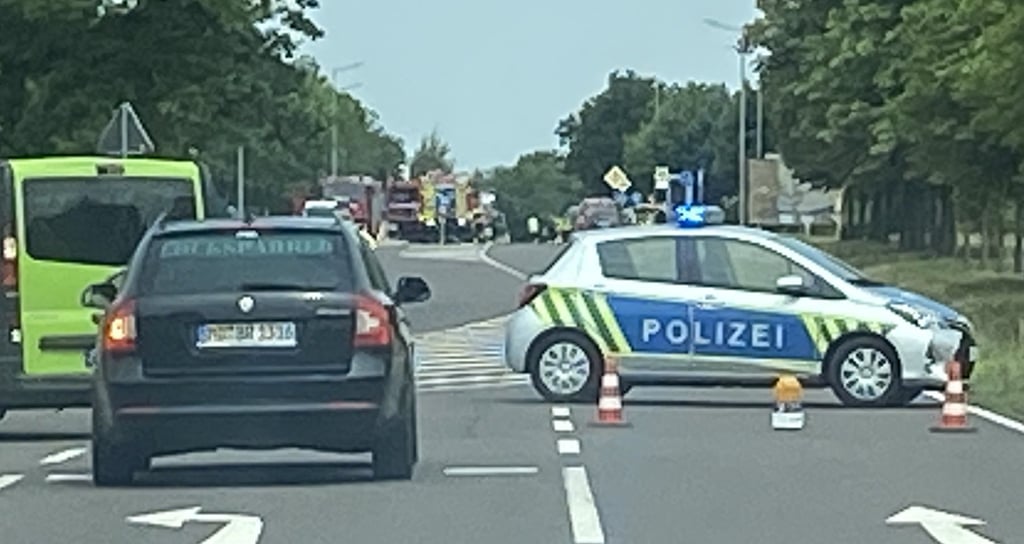 Die Straße, die Teil der Umgehungsstrecke für die A2 ist, war bis in die Nachmittagsstunden bei Burg gesperrt.