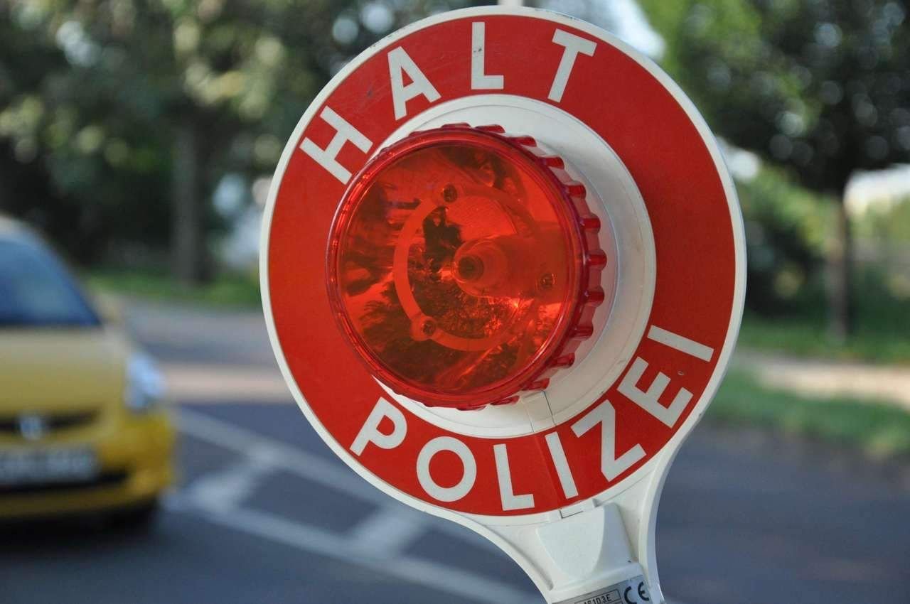 Ermittlungen Nach Vorfall: Bei Polizeikontrolle In Burger Innenstadt ...