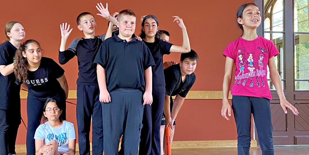Die Kindermusiktheater-Akademie probt vier Stunden am Tag für den Wochenendauftritt. Der Baum aus Schülern schaut auf die singende Wurzel. So können Sie das Video ansehen: Laden Sie die kostenlose App „SMART virtuell“ auf Ihr Smartphone. Öffnen Sie die App und scannen Sie das Foto mit dem „SMART virtuell“-Logo. Das Video startet automatisch.