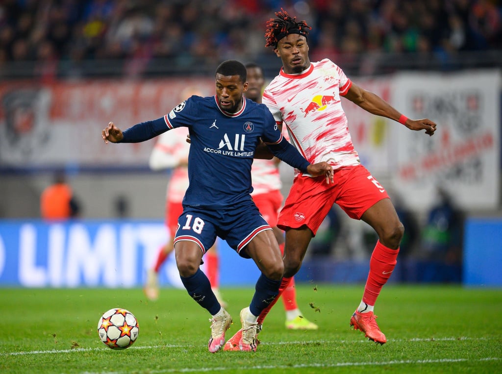 Leipzigs Mohamed Simakan (2) gegen Georginio Wijnaldum von Paris.