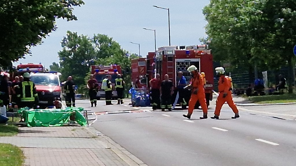 Auf der B246a zwischen Schönebeck und Burg kommt es auf der Zerbster Chaussee zu einem Feuerwehreinsatz wegen eines brennenden Postautos. Es gibt eine Vollsperrung. Foto: