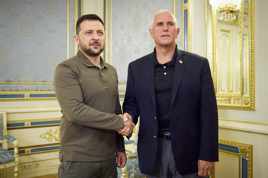Wolodymyr Selenskyj (l), Präsident der Ukraine, und Mike Pence, ehemaliger Vizepräsident der USA, während ihres Treffens.