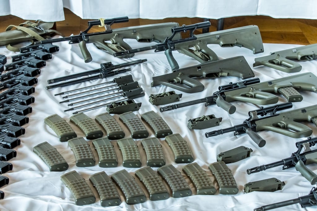 Dieses vom Bundesministerium für Inneres in Österreich zur Verfügung gestellte Foto zeigt von den Sicherheitsbehörden sichergestellte Waffen und Munition.